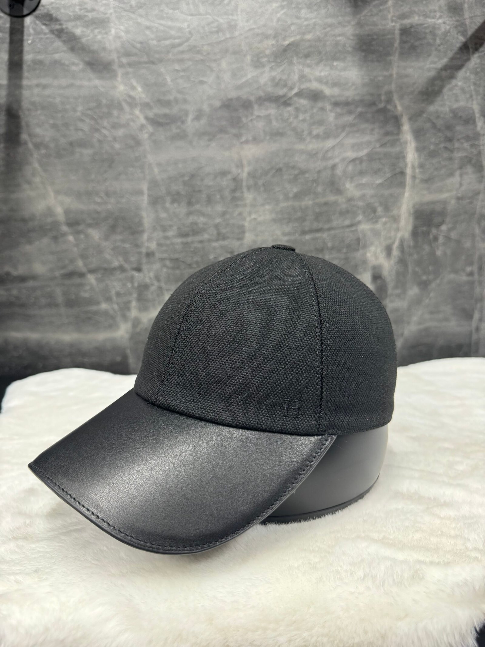 Hermes H Caps Black
