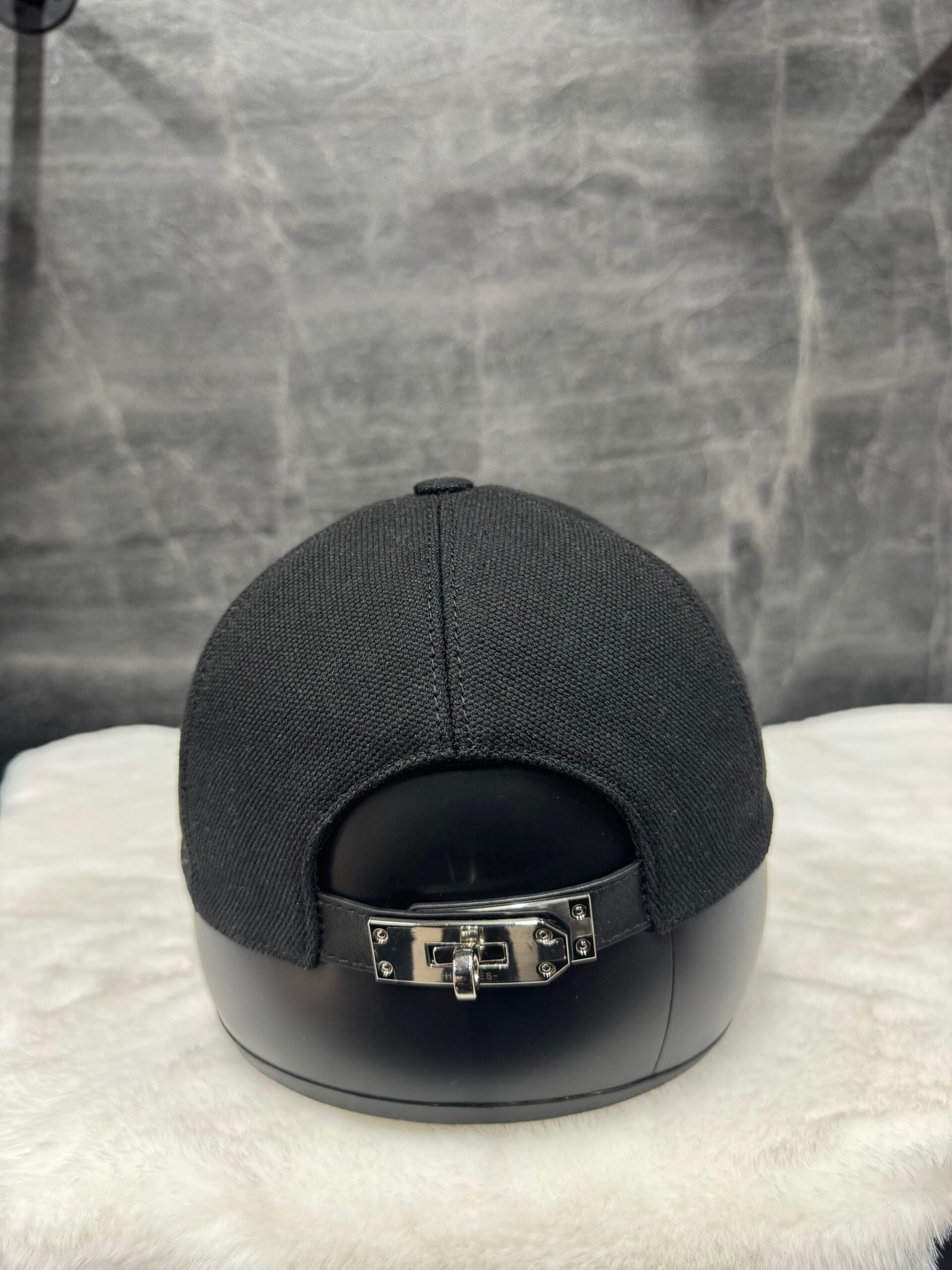 Hermes H Caps Black